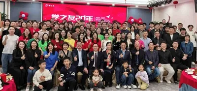 Jaarlijkse bijeenkomst van Learning Friends 20e verjaardag: de handen ineen v...